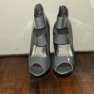 Size 8.5 Gray Gomax Heels